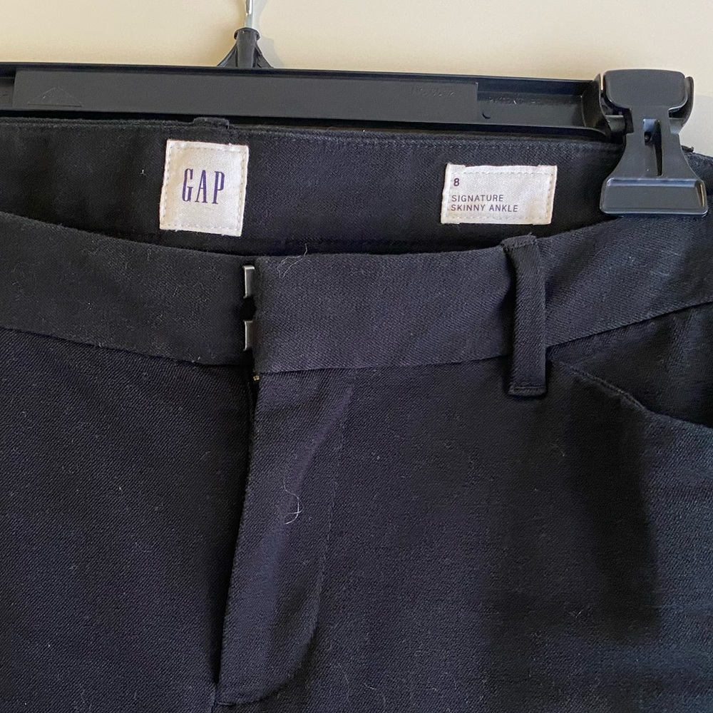 Gap signature skinny ankle slacks. Black. Size 8.